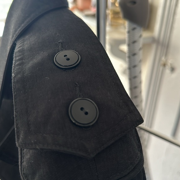 Fantastic vintage black trench coat with removable inner jacket. - Picture 7 of 11